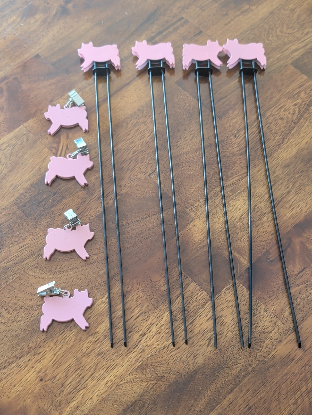 4 Pink Pig Skewers with 4 Clips